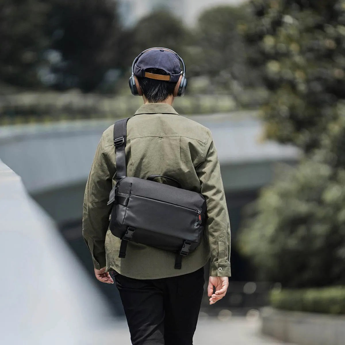 Tomtoc Explorer-H02 Sling Bag for Macbook Pro 14″ (Black)